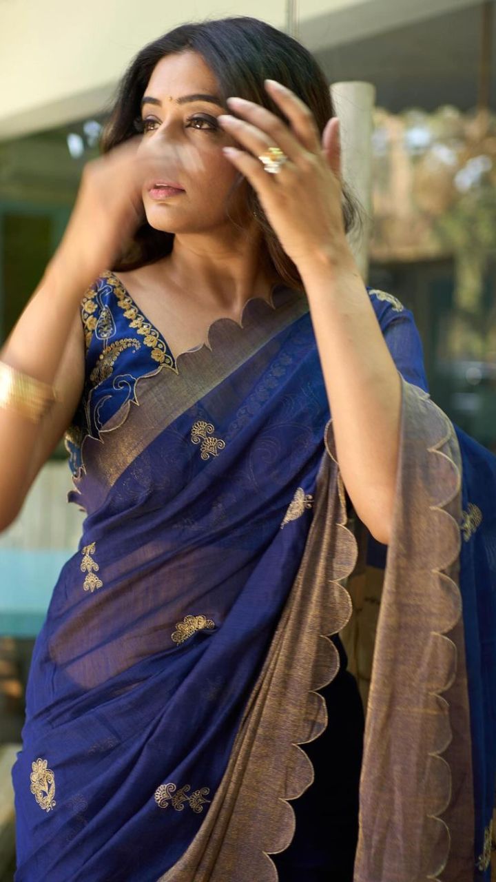 priyamani-stuns-in-royal-blue-silk-saree-for-maidaan-promotions